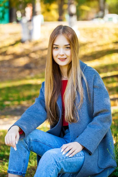 Detail Portrét Mladé Krásné Blondýny Šedém Kabátě — Stock fotografie