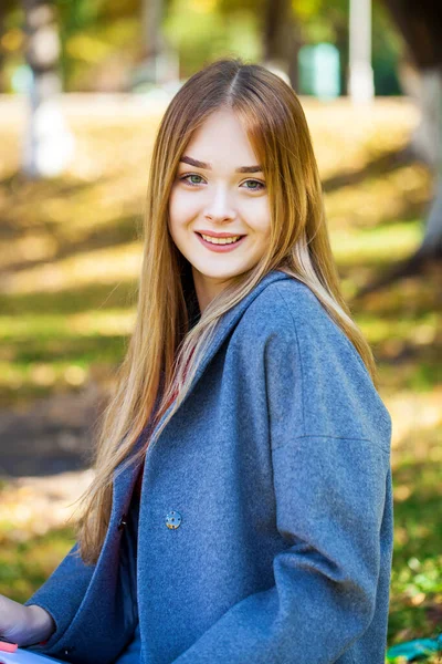 Close Retrato Uma Jovem Bela Mulher Loira Casaco Cinza — Fotografia de Stock