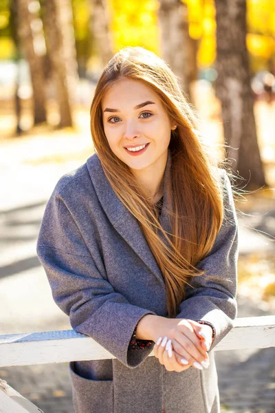 Close Retrato Uma Jovem Bela Mulher Loira Casaco Cinza — Fotografia de Stock