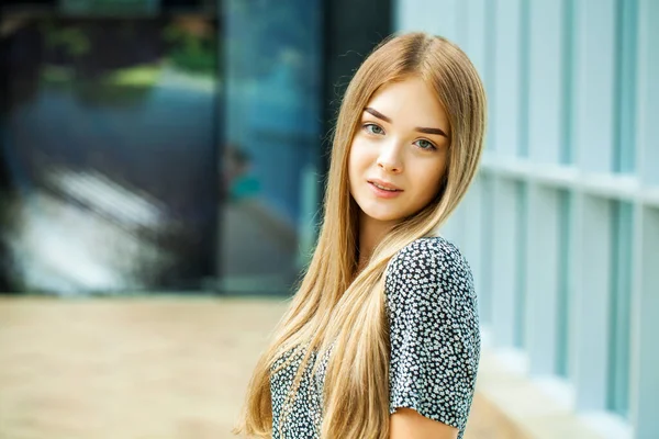 Detail Portrét Mladé Krásné Blondýny Letních Šatech — Stock fotografie