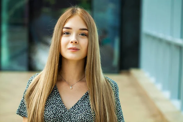 Close Retrato Uma Jovem Bela Mulher Loira Vestido Verão — Fotografia de Stock