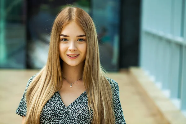 Close Retrato Uma Jovem Bela Mulher Loira Vestido Verão — Fotografia de Stock