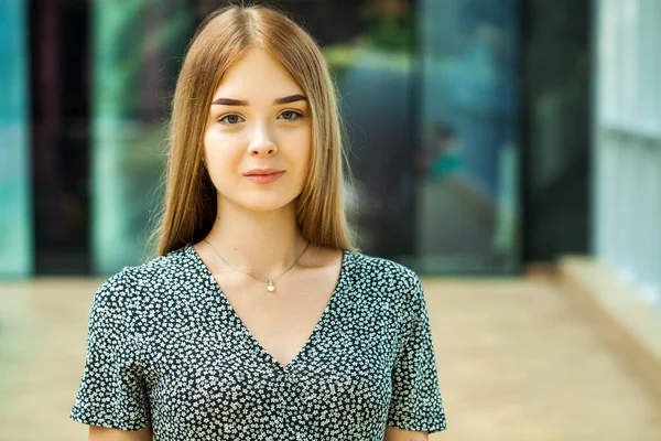 Close Portret Van Een Jonge Mooie Blonde Vrouw Zomer Jurk — Stockfoto