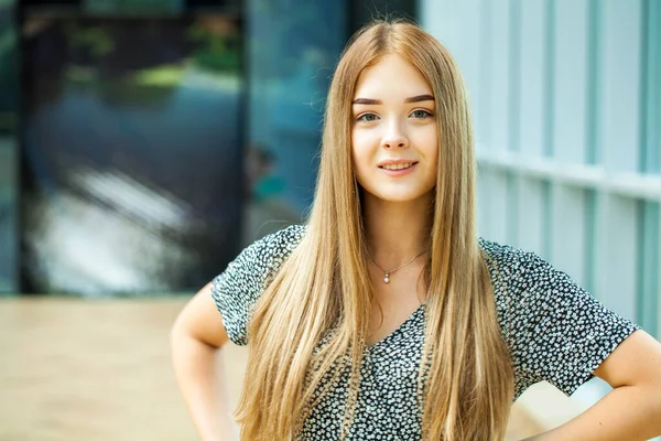 Närbild Porträtt Ung Vacker Blond Kvinna Sommarklänning — Stockfoto