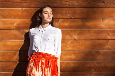 Genç, güzel, esmer bir kadının portresi. 