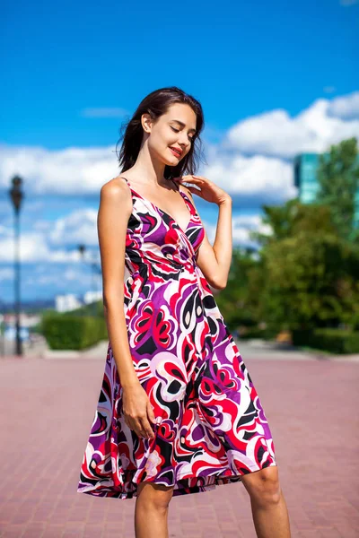 Retrato Uma Jovem Linda Menina Morena Vestido Verão — Fotografia de Stock