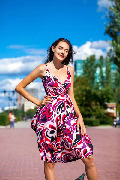 Retrato Una Joven Morena Hermosa Vestido Verano — Foto de Stock