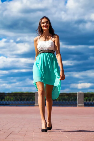 Retrato Comprimento Total Menina Bonita Nova Vestido Turquesa Caminha Longo — Fotografia de Stock