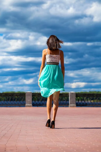 Dlouhý Portrét Mladá Krásná Dívka Tyrkysových Šatech Kráčí Podél Nábřeží — Stock fotografie
