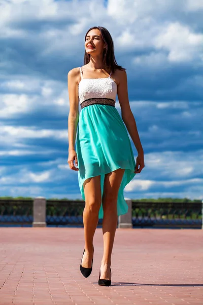 Retrato Cuerpo Entero Joven Hermosa Chica Vestido Color Turquesa Camina — Foto de Stock