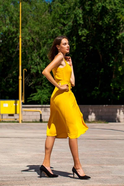 Retrato Corpo Inteiro Uma Jovem Mulher Bonita Vestido Amarelo Parque — Fotografia de Stock