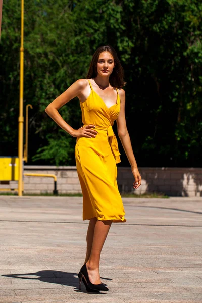 Retrato Corpo Inteiro Uma Jovem Mulher Bonita Vestido Amarelo Parque — Fotografia de Stock