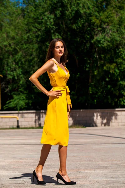 Retrato Corpo Inteiro Uma Jovem Mulher Bonita Vestido Amarelo Parque — Fotografia de Stock