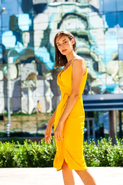 Portret Van Een Jong Mooi Brunette Meisje Gele Jurk — Stockfoto