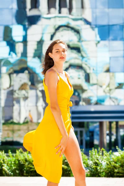 Όμορφη Μελαχρινή Ποζάρει Κίτρινο Φόρεμα — Φωτογραφία Αρχείου
