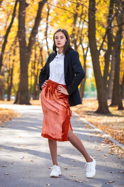 Retrato Corpo Inteiro Uma Jovem Morena Saia Laranja Andando Parque — Fotografia de Stock