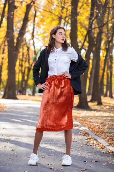 Retrato Cuerpo Completo Una Joven Morena Falda Naranja Caminando Parque — Foto de Stock