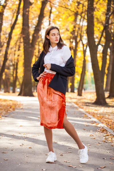 Retrato Cuerpo Completo Una Joven Morena Falda Naranja Caminando Parque —  Fotos de Stock