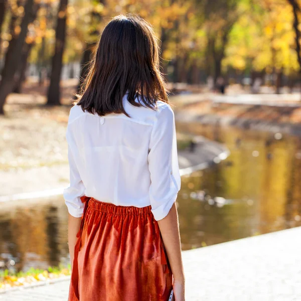 Модель Волос Брюнетки Вид Сзади Молодая Женщина Осенний Парк Открытом — стоковое фото