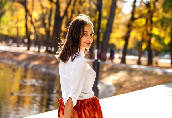 Крупный План Портрета Молодой Красивой Брюнетки Осеннем Парке — стоковое фото