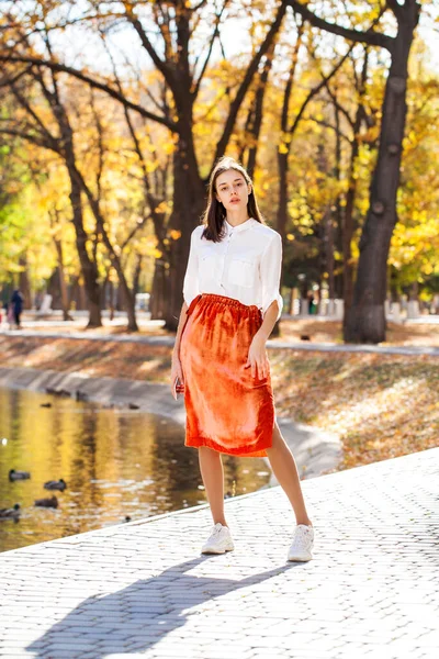 Celotělový Portrét Mladé Brunetky Oranžové Sukni Kráčející Podzimním Parku — Stock fotografie