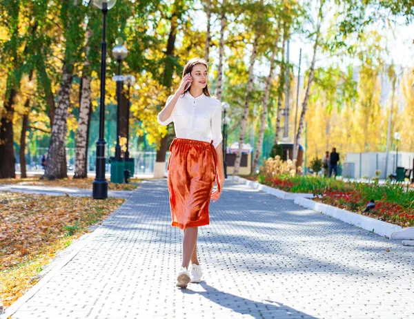 Retrato Una Joven Hermosa Chica Negocios Caminando Calle Verano —  Fotos de Stock