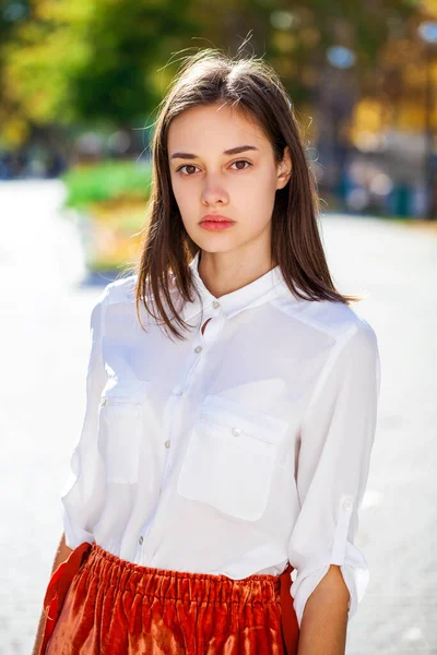 Retrato Cerca Una Joven Hermosa Niña Camisa Blanca — Foto de Stock