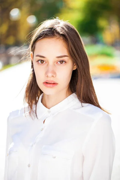 Közelkép Egy Fiatal Gyönyörű Lányról Fehér Ingben — Stock Fotó
