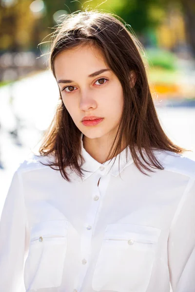 Close Portret Van Een Jong Mooi Meisje Wit Shirt — Stockfoto