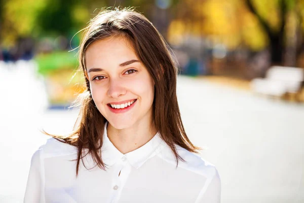 Close Portret Van Een Jong Mooi Meisje Wit Shirt — Stockfoto