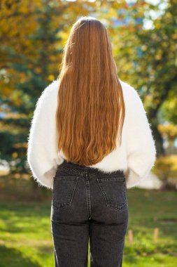 Arka manzara esmer saç modeli, sonbahar parkı açık hava.