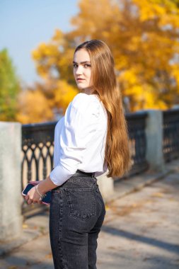 Arka manzara esmer saç modeli, sonbahar parkı açık hava.