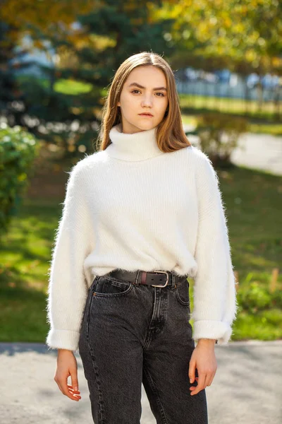 Jovem Uma Camisola Jeans Pretos Posando Parque Outono — Fotografia de Stock