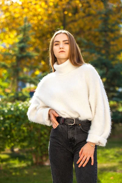 Jovem Uma Camisola Jeans Pretos Posando Parque Outono — Fotografia de Stock