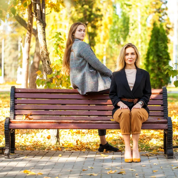 Retrato Una Madre Mediana Edad Hija Adolescente Parque Otoño —  Fotos de Stock