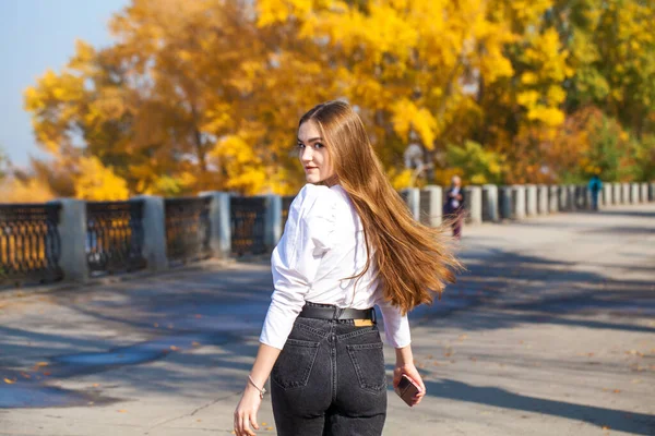 秋季公园里一位年轻貌美的黑发女子的近照 — 图库照片