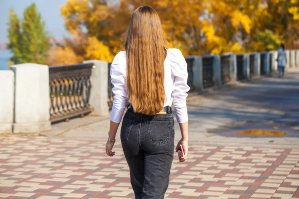 Brunette Haar Model Terug Uitzicht Jonge Vrouw Herfst Park Buiten — Stockfoto