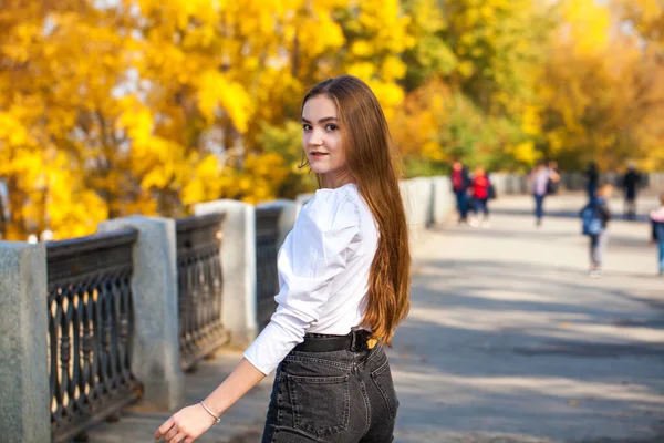 Крупный План Портрета Молодой Красивой Брюнетки Осеннем Парке — стоковое фото