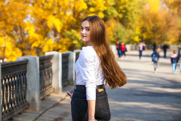 Close Retrato Uma Jovem Bela Mulher Morena Parque Outono — Fotografia de Stock