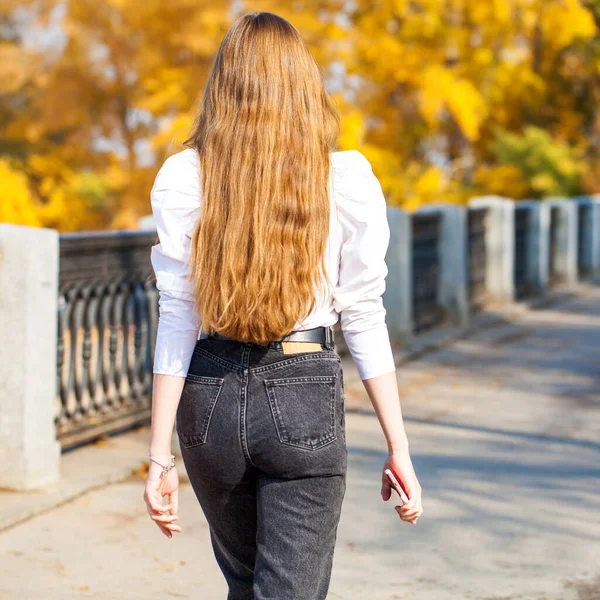 Back Rear View Brunette Hair Model Autumn Park Outdoor — Stock Photo, Image