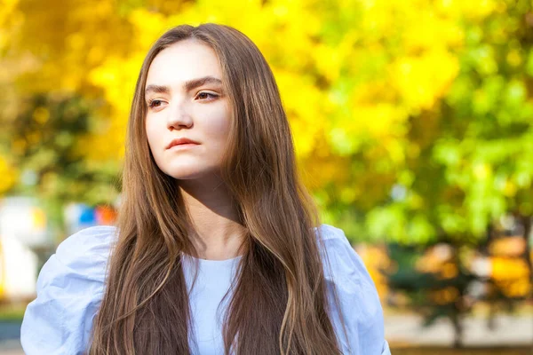 閉じるアップポートレートの若いです美しいですブルネット女性で秋公園 — ストック写真