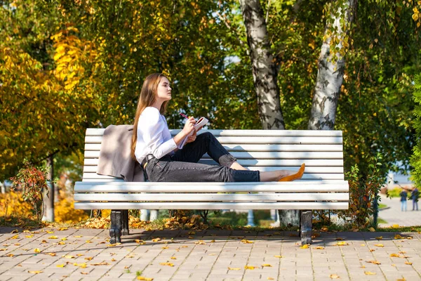 Young Blonde Woman Draws Album While Sitting Autumn Park — Stock Photo, Image