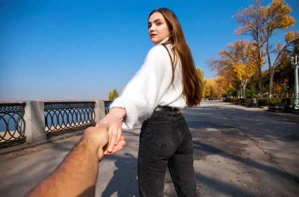 Follow Young Girl Holds Her Boyfriends Hand — Stock Photo, Image