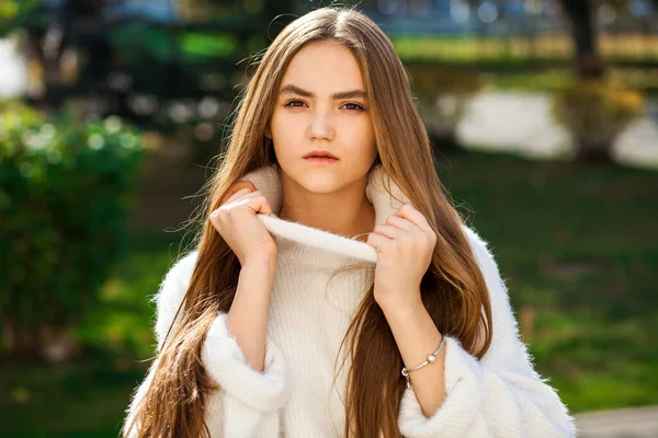 Retrato Cerca Una Joven Suéter Blanco Parque Otoño Aire Libre —  Fotos de Stock