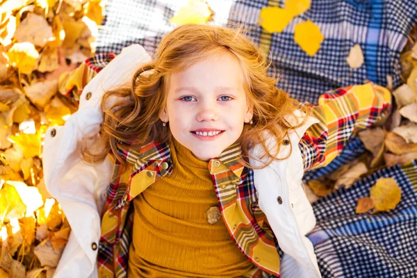 Young Beautiful Little Girl Lying Yellow Leaves — Stock Photo, Image