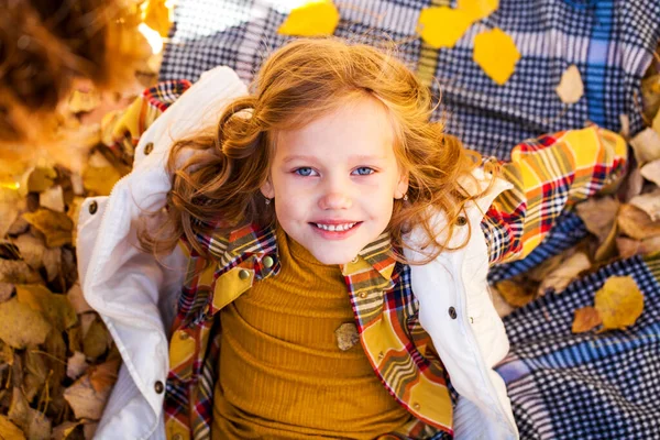 Giovane Bella Bambina Sdraiata Foglie Gialle — Foto Stock