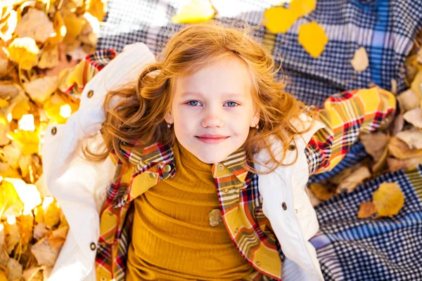 Young Beautiful Little Girl Lying Yellow Leaves — Stock Photo, Image