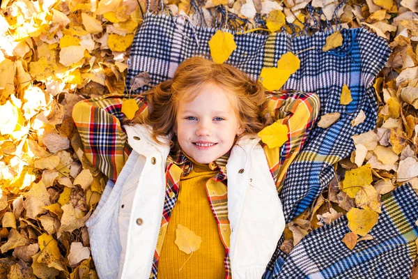 Ung Vacker Liten Flicka Som Ligger Gula Löv — Stockfoto