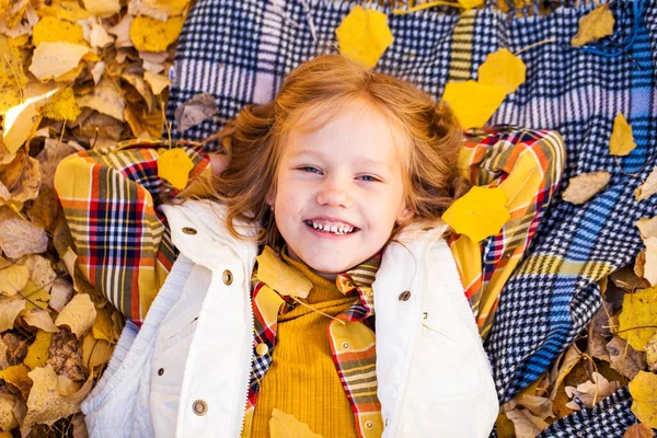 Ung Vacker Liten Flicka Som Ligger Gula Löv — Stockfoto