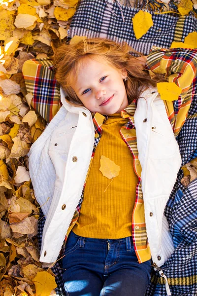 Ung Vacker Liten Flicka Som Ligger Gula Löv — Stockfoto